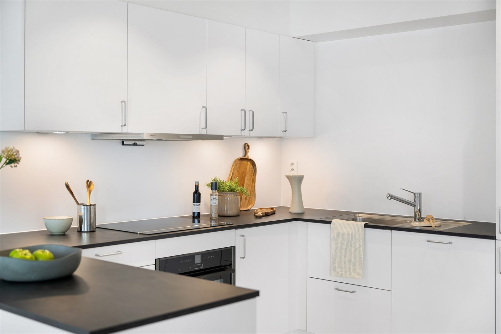 Moderne kjøkken med stilrene linjer og god benkeplass. Perfekt for matlaging og sosiale sammenkomster. Galleribilde