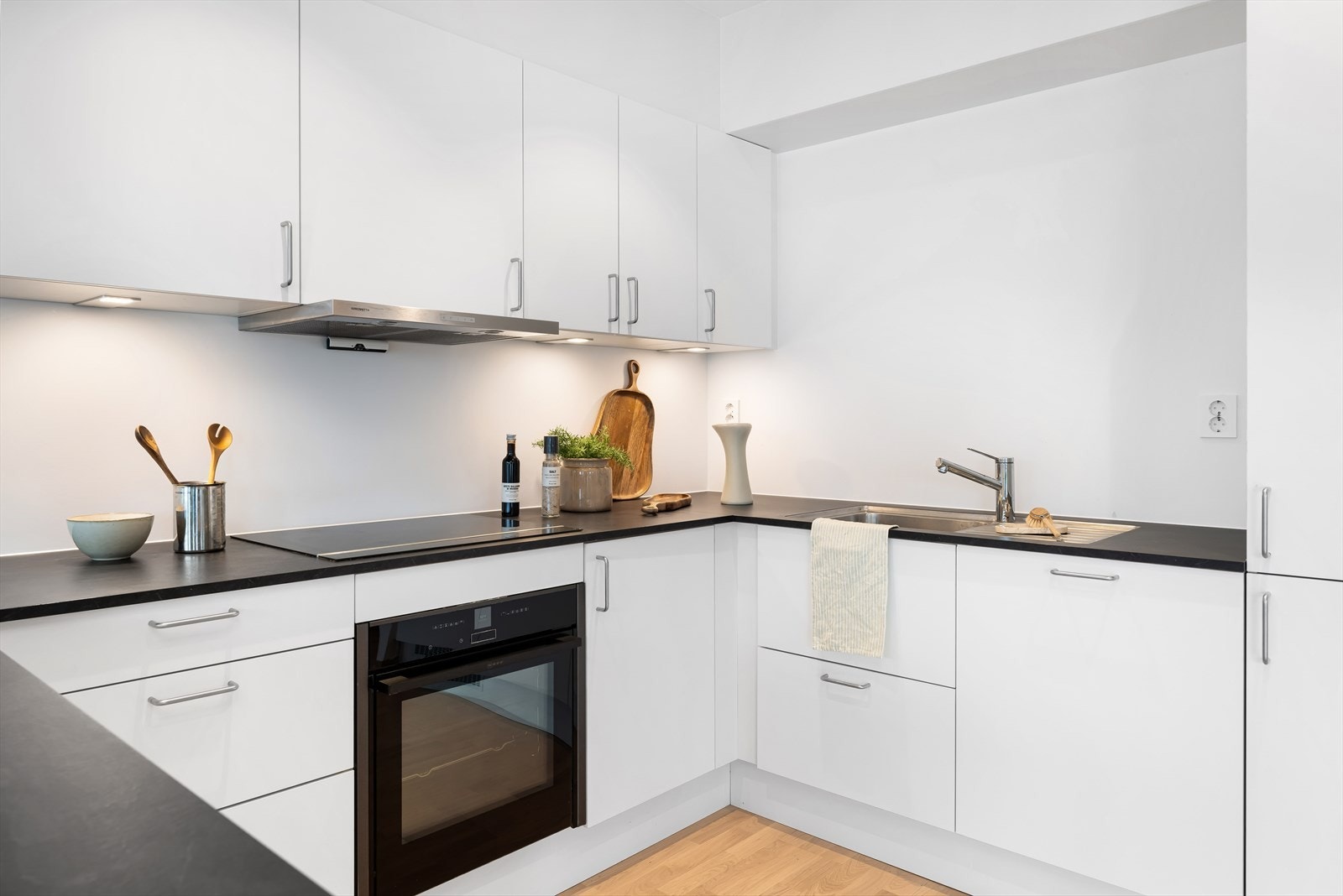 Av integrerte hvitevarer finner du kjøl-/fryseskap, oppvaskmaskin, platetopp og stekeovn. Galleribilde