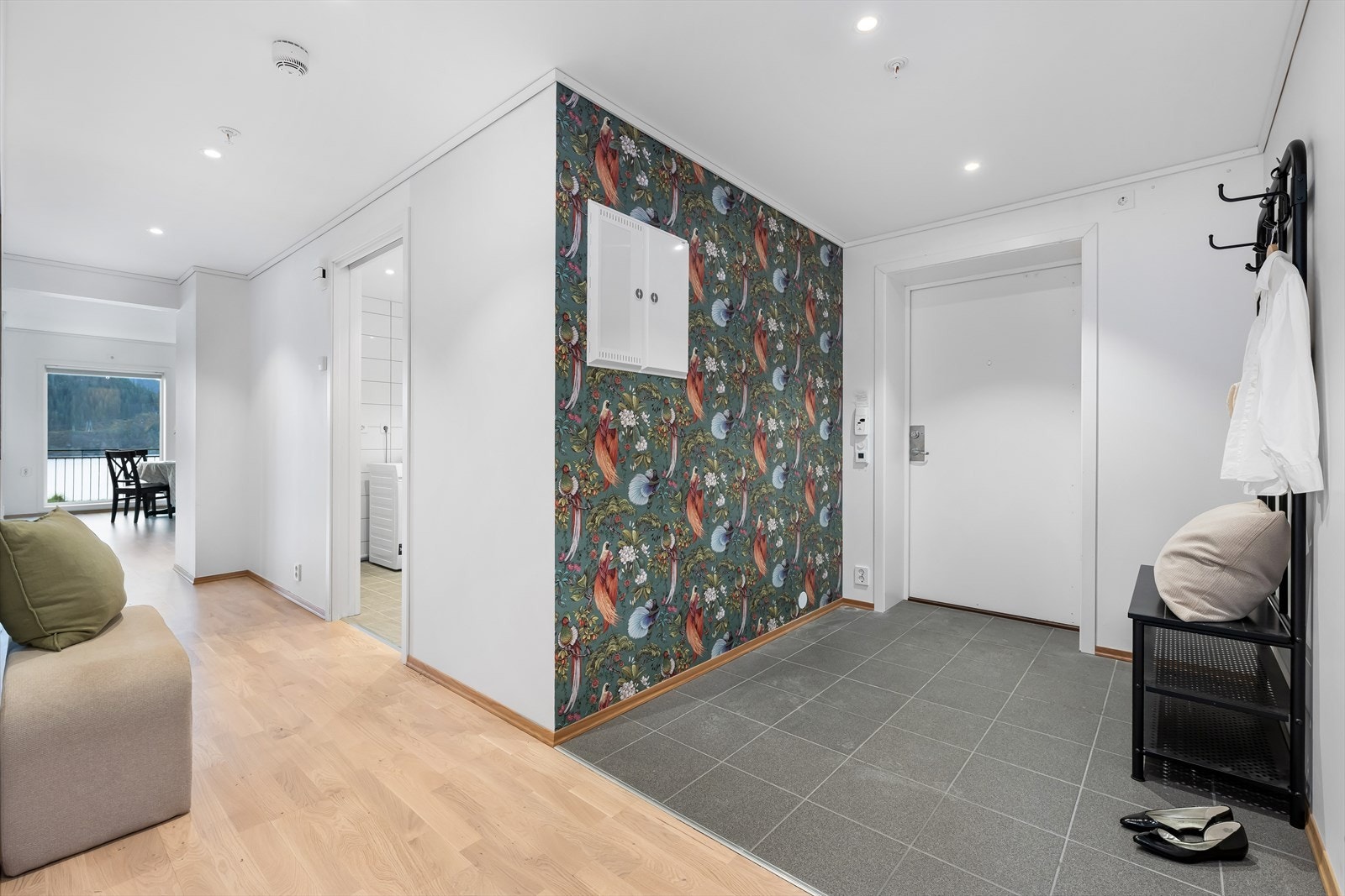 Entréen ønsker deg velkommen inn med et lyst og innbydende preg. Galleribilde