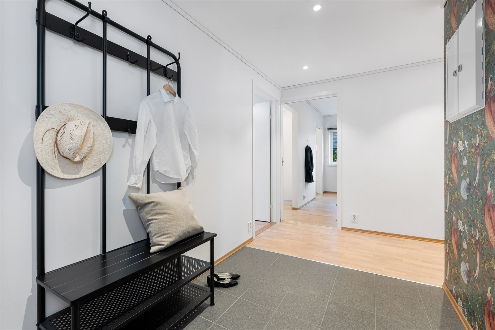 Velkommen til en lys og innbydende entré med praktisk opphengsløsning og elegant gulv som skaper en god atmosfære. Galleribilde