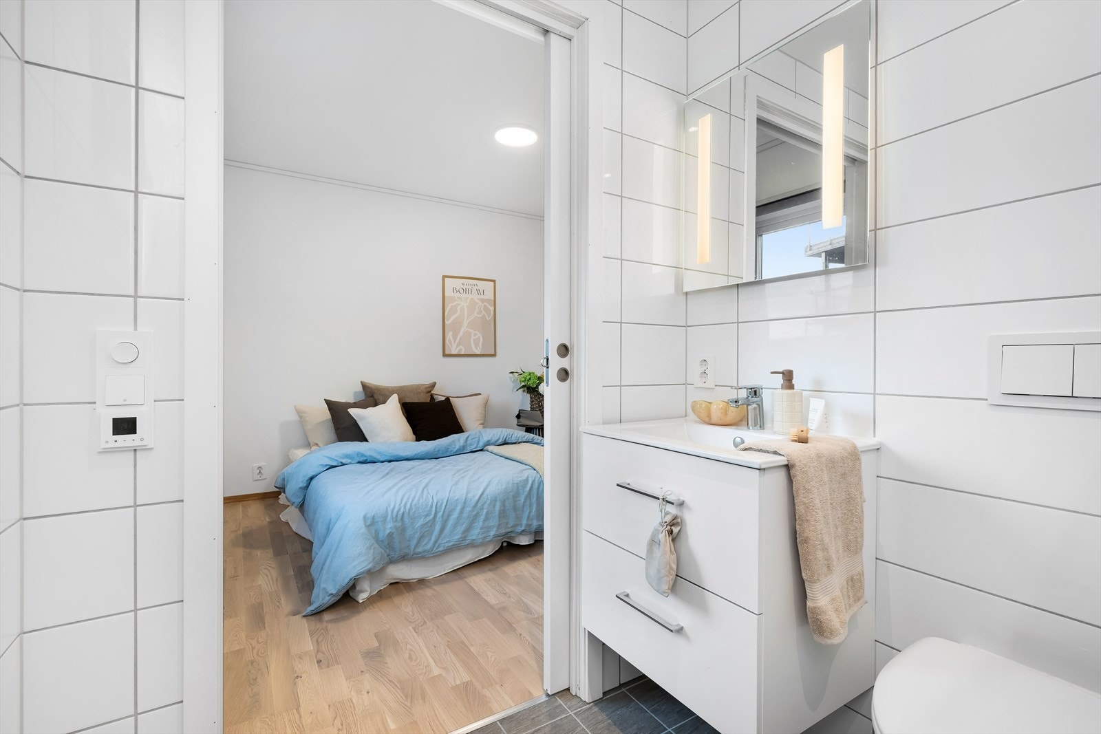 Badet har flislagte vegger og gulv, malt tak og elektriske varmekabler. Galleribilde