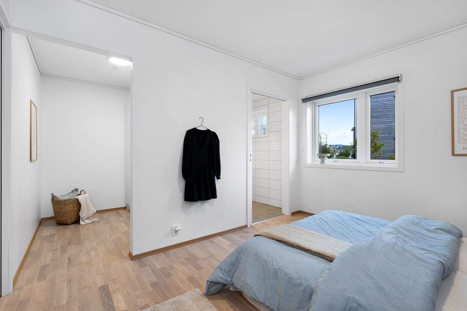 Her er det naturlig lysinnslipp, moderne bad og praktisk garderobeløsning. Perfekt for komfort og avslapning. Galleribilde