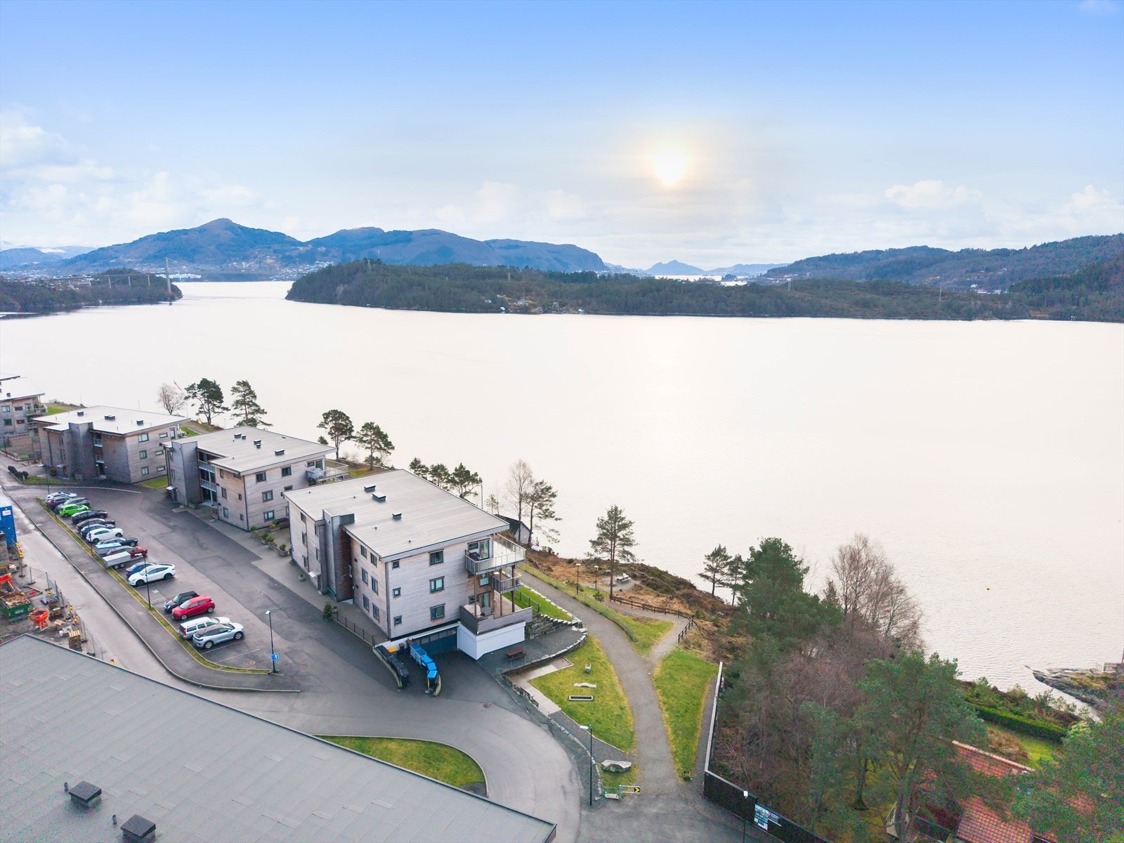 Fantastisk utsikt over Kvernafjorden og Hagelsundet. Galleribilde