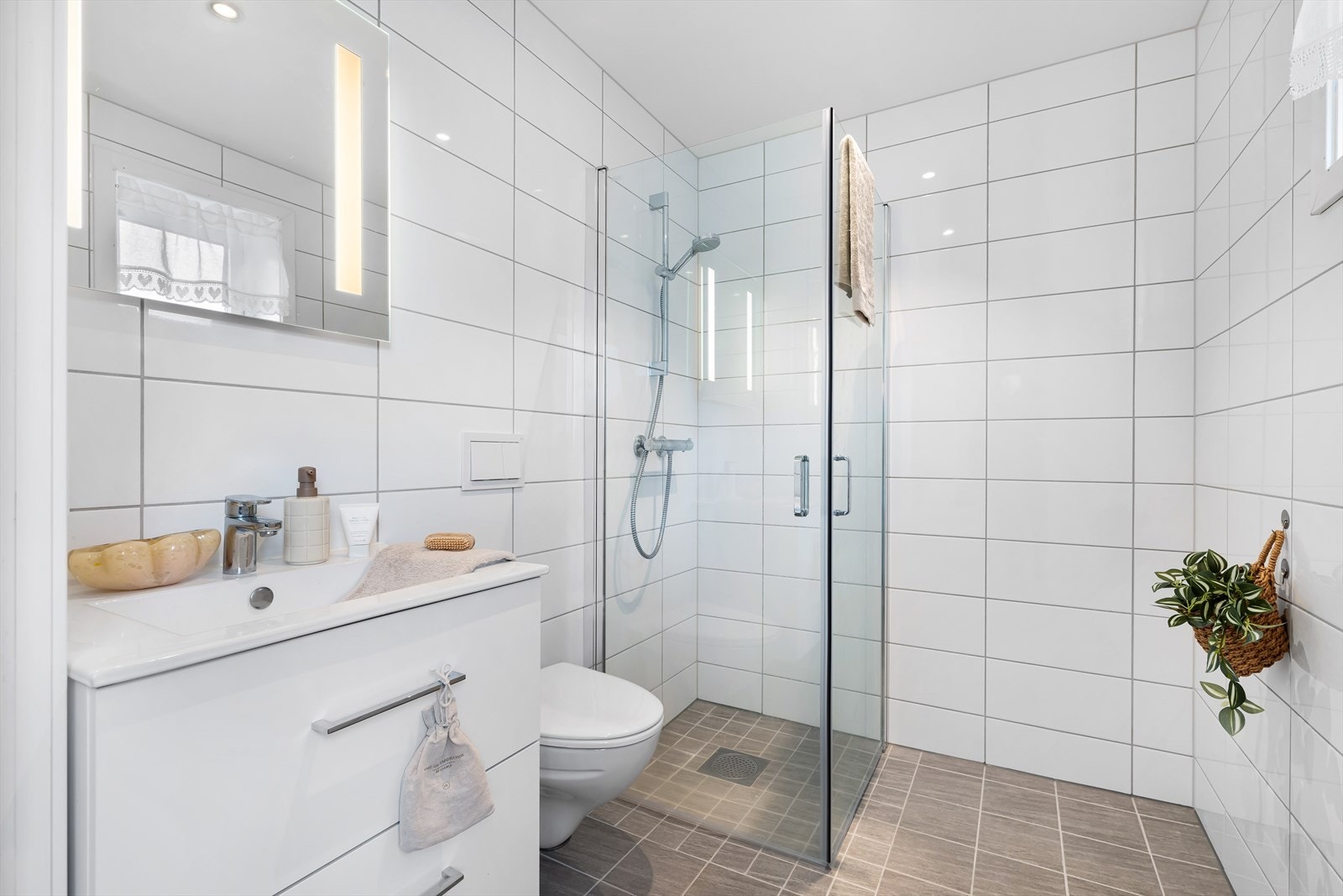 Innredningen består av nedfelt servant og veggmontert toalett. Galleribilde