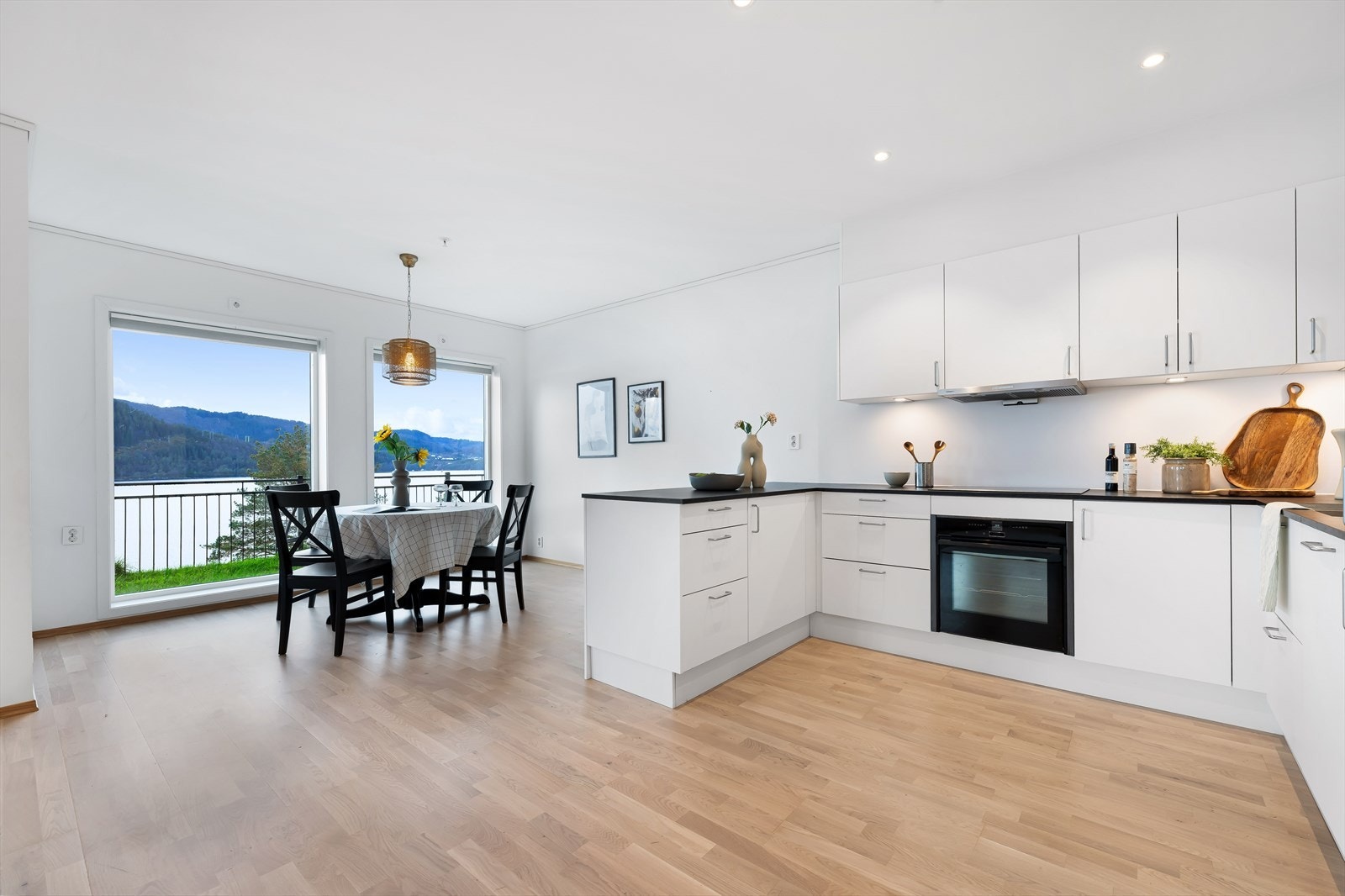 Fantastisk utsikt over fjorden. Galleribilde