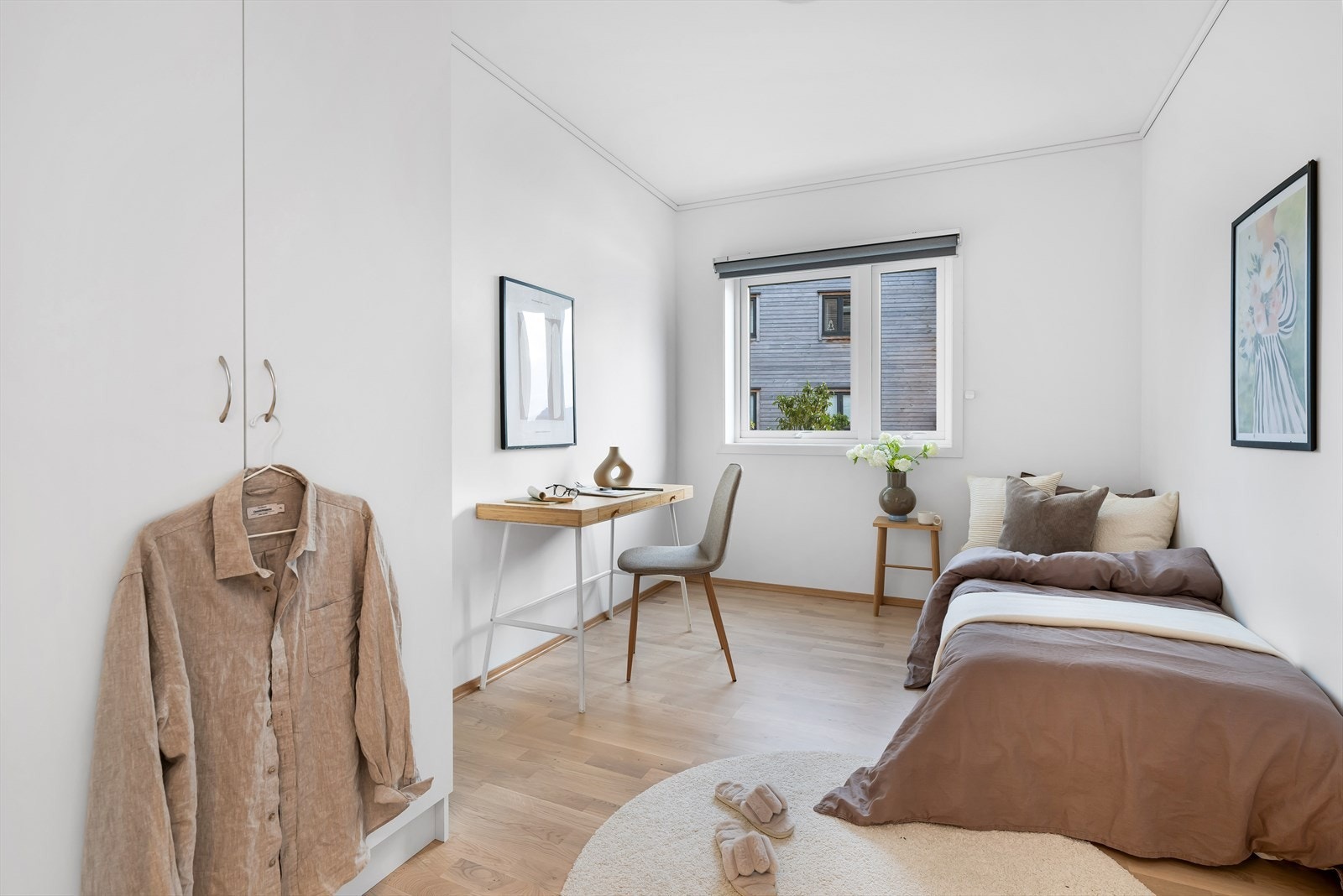 Lyst og innbydende soverom med store vinduer som slipper inn naturlig lys. Galleribilde