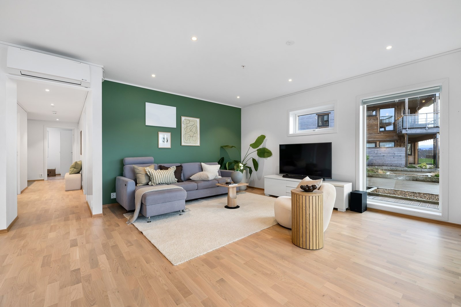 Stuen er av god størrelse med plass til både sofagruppe og spisebord, og har en lys og luftig atmosfære som inviterer til hyggelige samlinger. Galleribilde