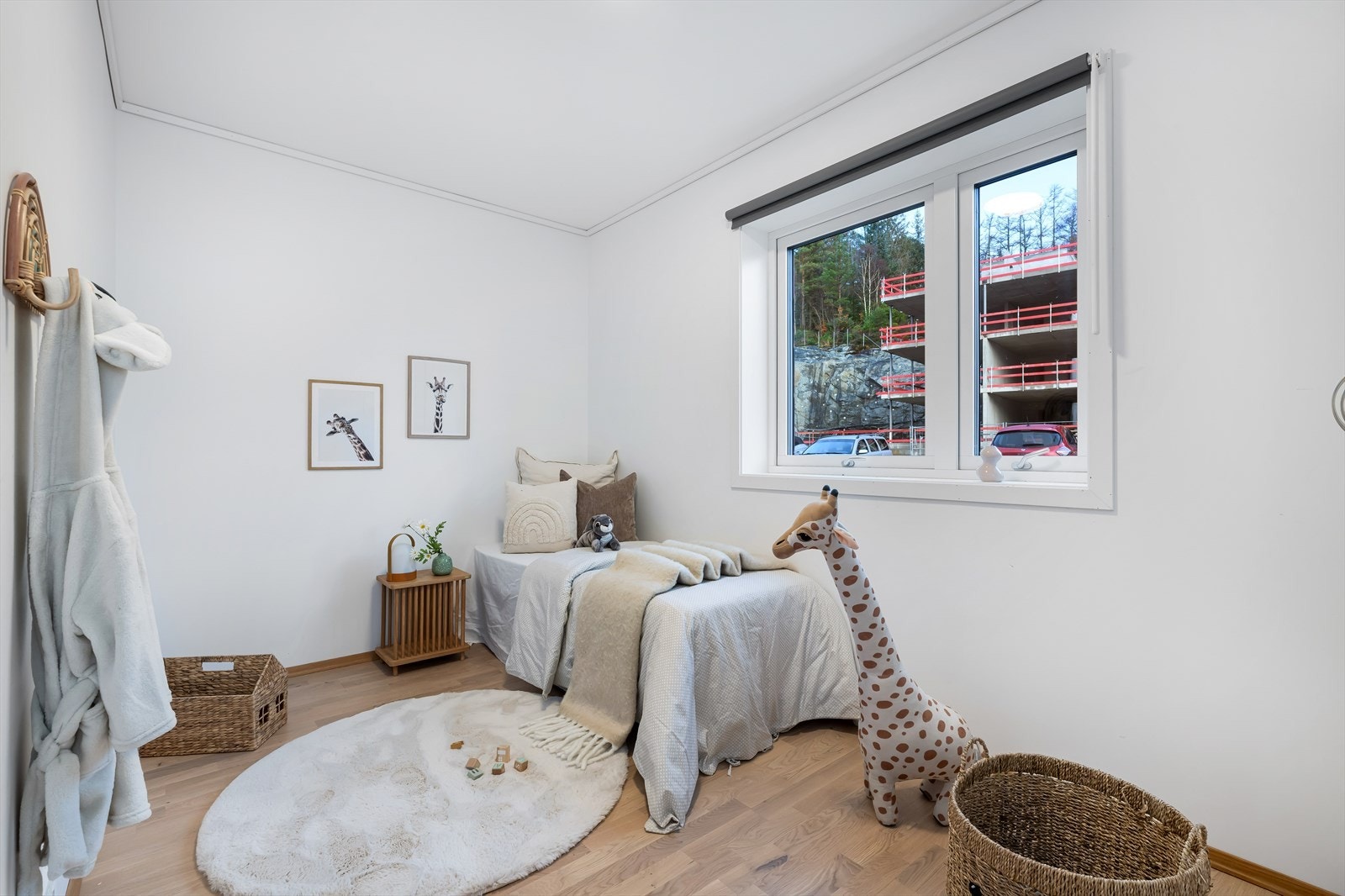 Lyst og koselig barnerom med store vinduer som slipper inn mye naturlig lys, ideelt for lek og hvile. Galleribilde