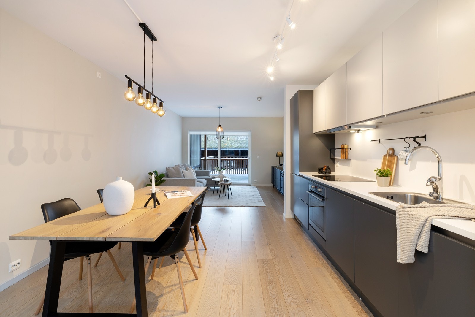 Leilighetens hovederom er rommet med åpen stue/ kjøkkenløsning. Her er det plass til sofagruppe med tilhørende møblement, samt spisebord i overgangen mot kjøkkenet. Galleribilde