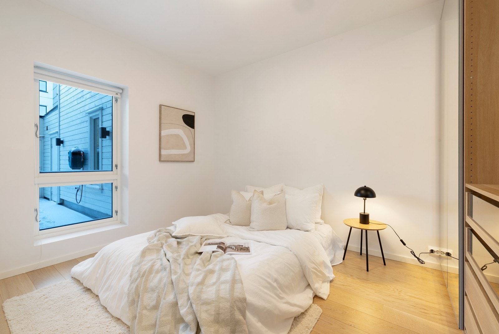 I leiligheten er det er romslig soverom med plass til stor seng med tilhørende møblement, samt garderobe. Galleribilde