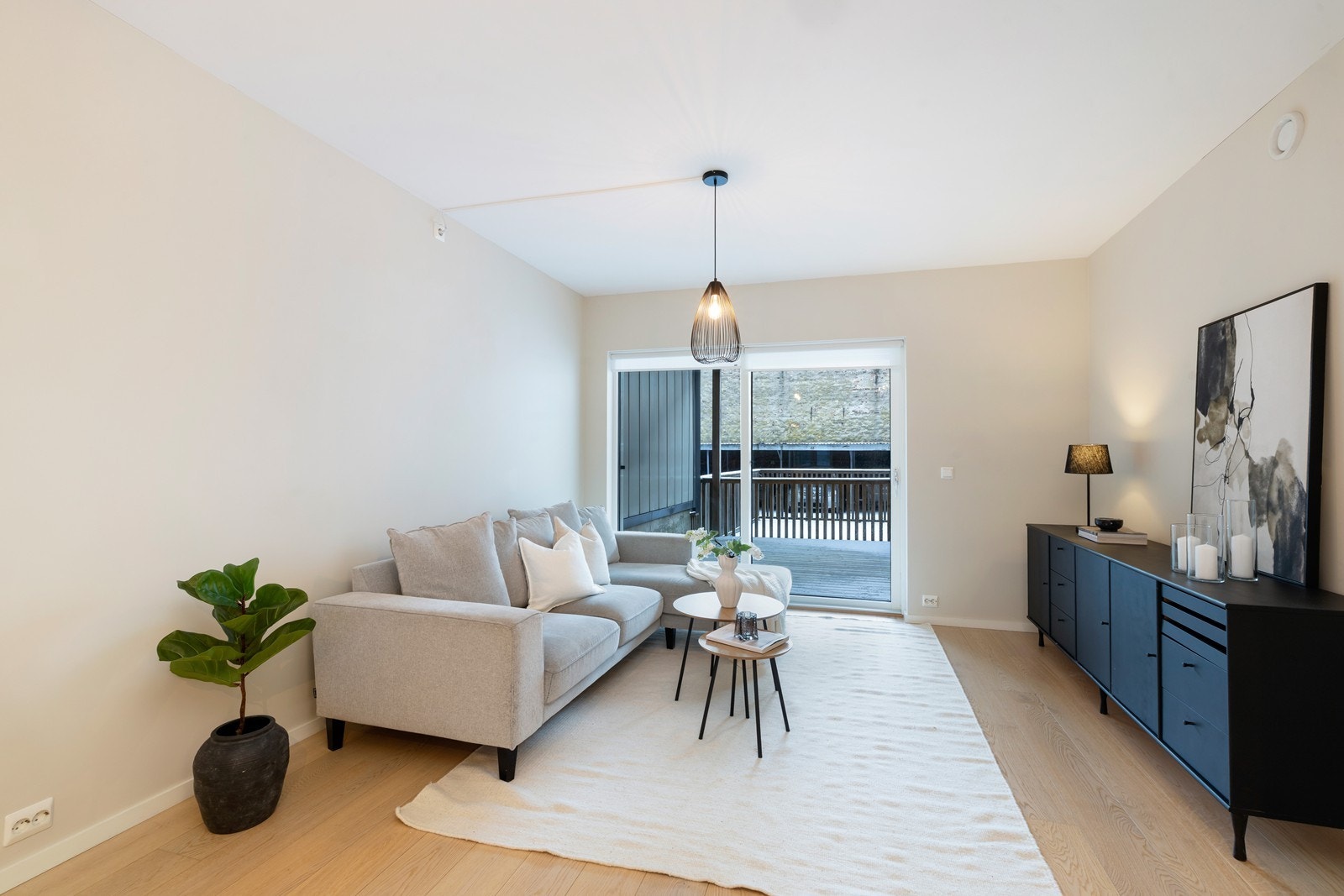 Strøken, gjennomgående 2-roms eierleilighet fra 2016 med attraktiv beliggenhet midt i byen! Stor uteplass mot bakgård. Galleribilde