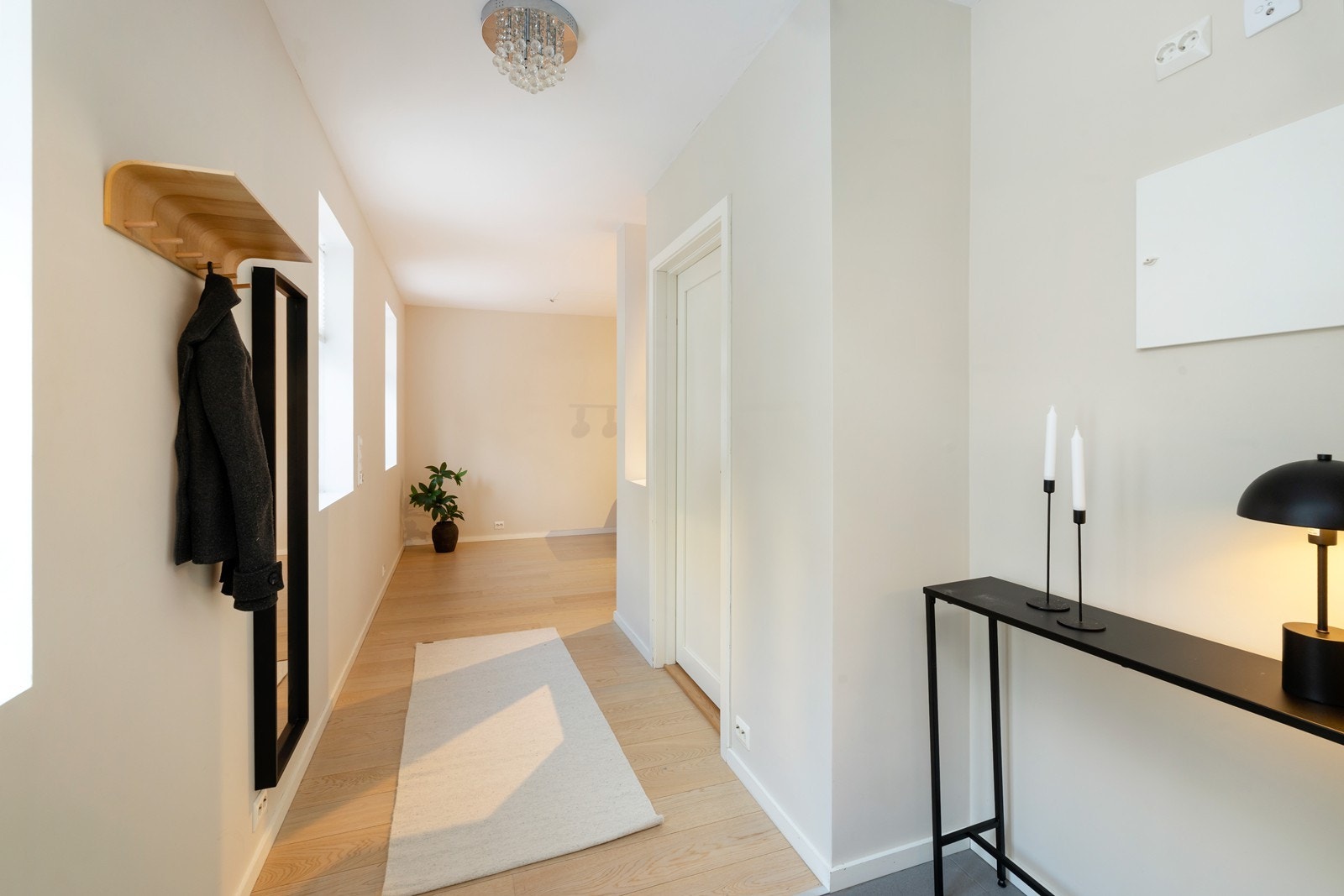 I leilighetens gang er det god plass til å henge fra seg yttertøy og sko. Galleribilde