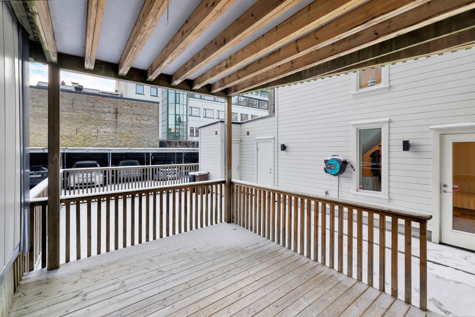 Uteplasen vender mot felles bakgård. Det er inngang til tilhørende bod fra bakgård. Galleribilde