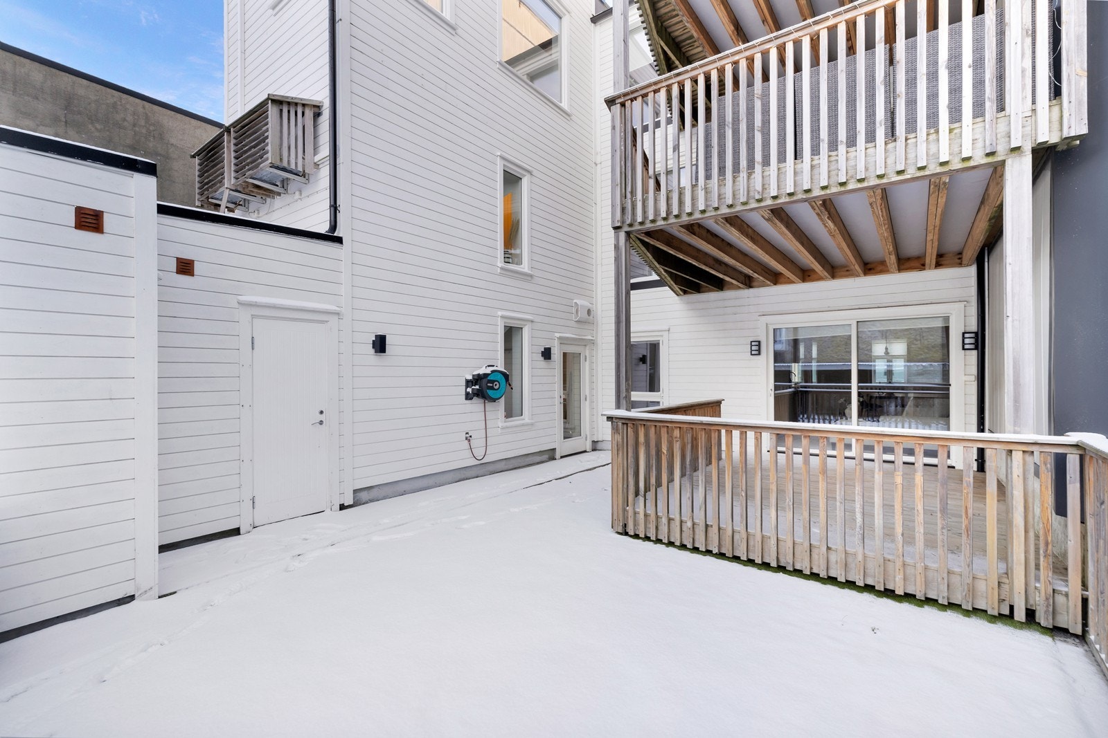 Uteplass. Kunstgress fra 2025 i bakgård. Galleribilde