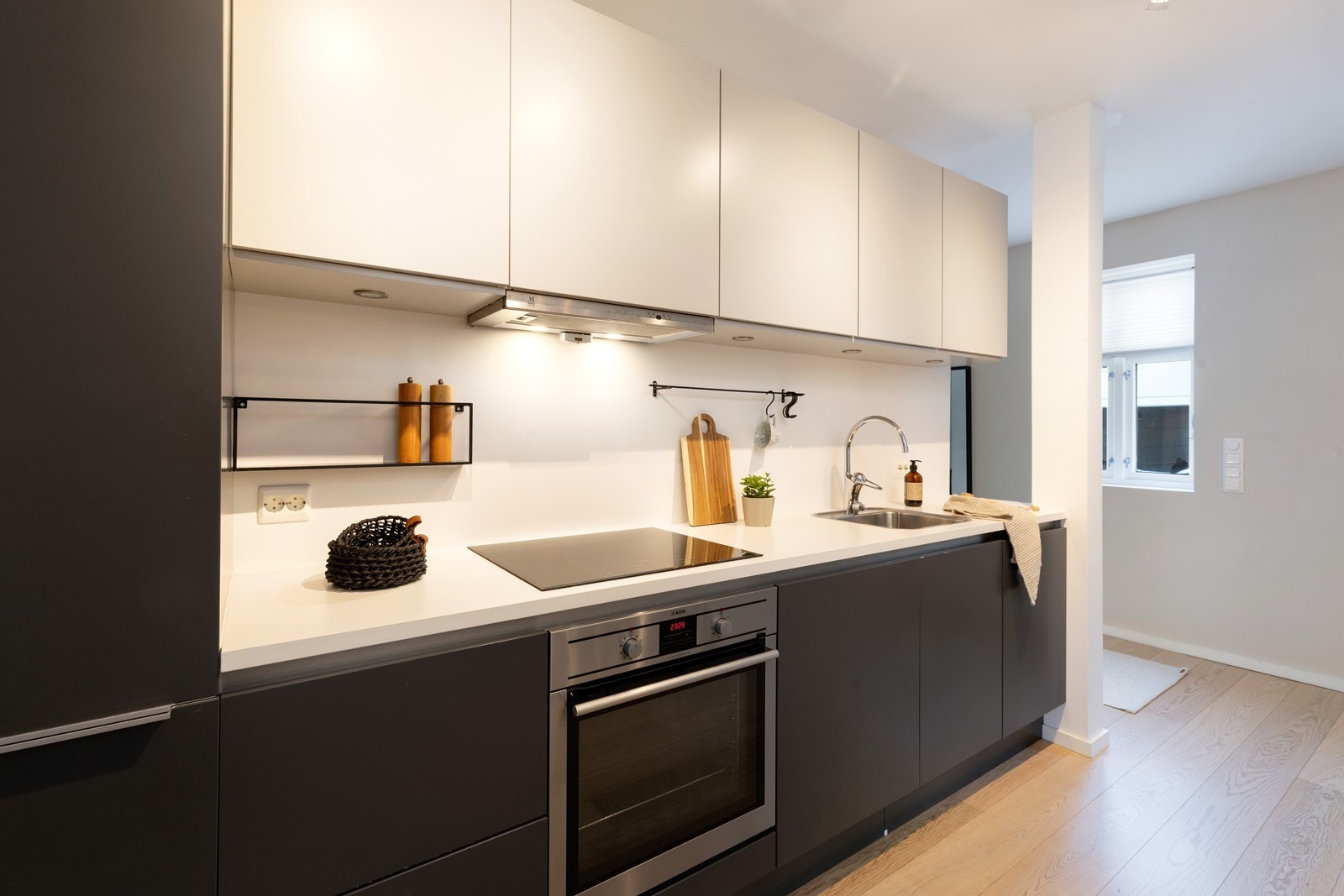 Kjøkkeninnredning er levert fra HTH og har godt med benke- og skapplass. Integrert kjøle/ fryseskap, stekeovn, platetopp og oppvaskmaskin. Galleribilde