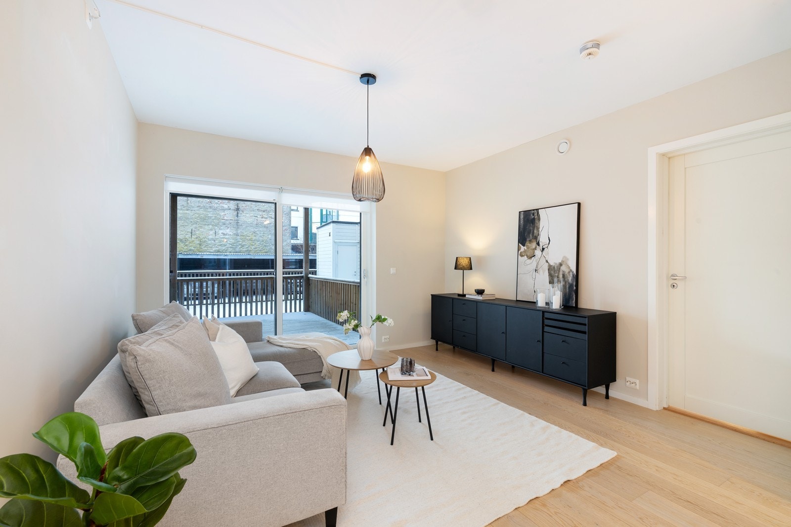 Fra stuen er det utgang til romslig uteplass Galleribilde