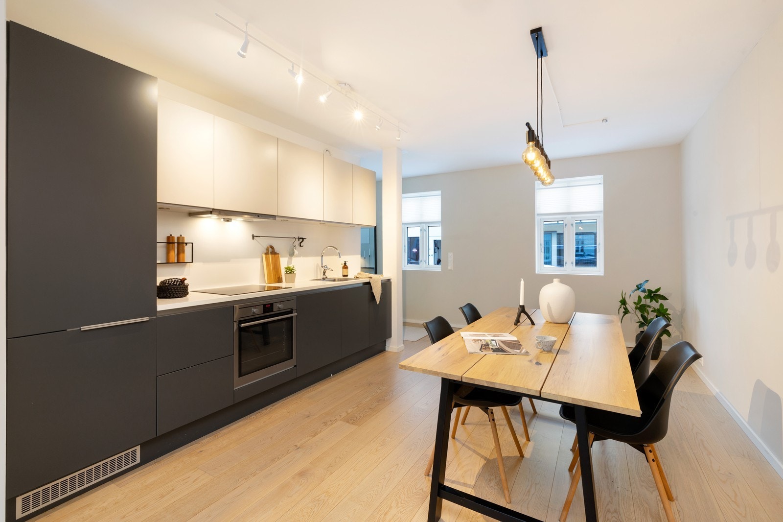 Rommet er gjennomgående med lysinnslipp fra begge sider Galleribilde