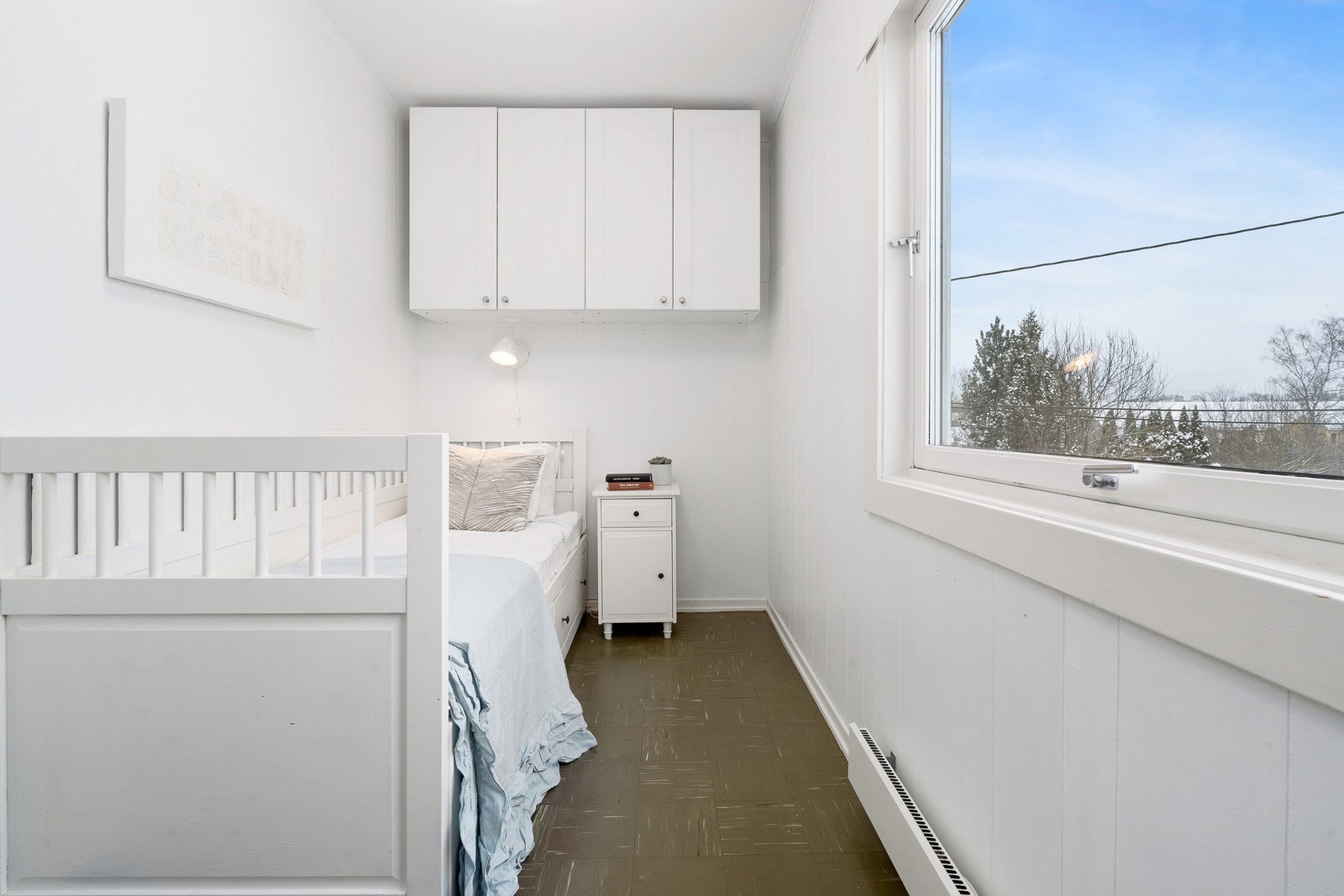 Smarte vegghengte skap for utnytte rommet godt. Galleribilde