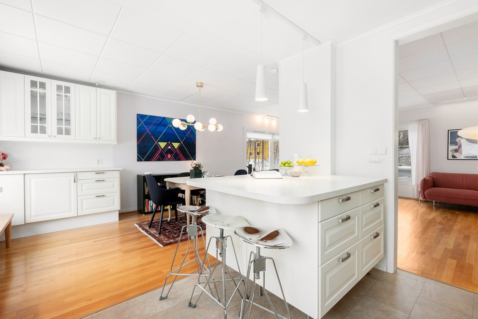 Kjøkkenet har åpen løsning mot stuen/ spisestuen som gir en fin flyt i rommet, samt godt med naturlig lys inn. Galleribilde