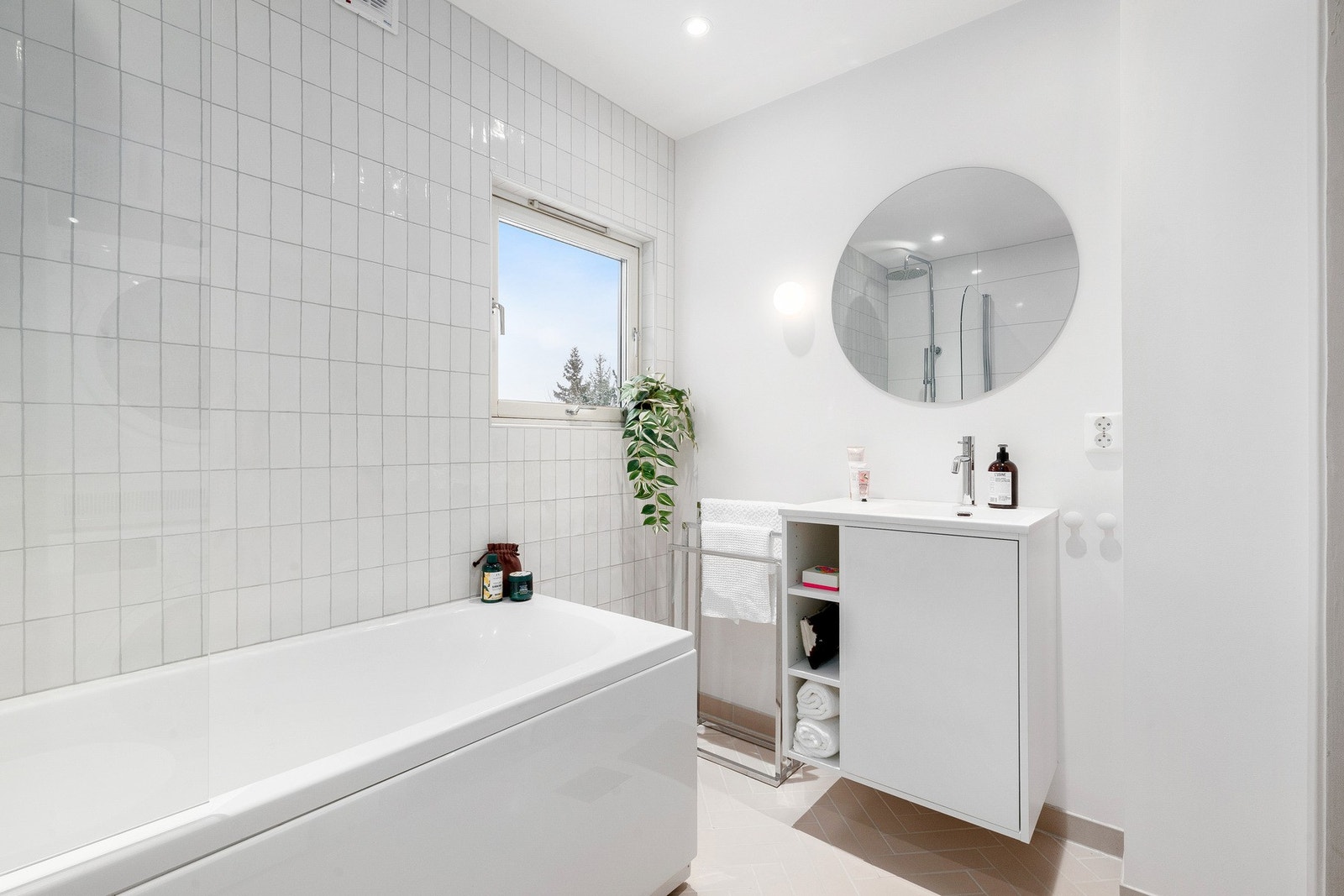 Svært lekkert og delikat bad med badekar og stilig innredning og speil. Galleribilde