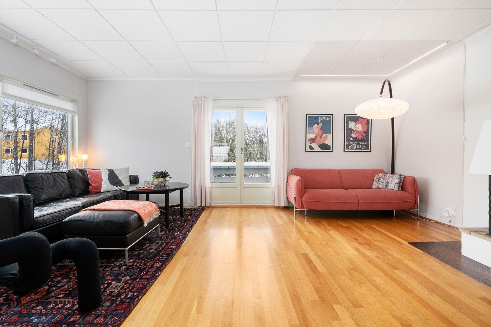 Stuen kan enkelt møbleres i flere soner. Utgang til den solrike og usjenerte balkongen. Galleribilde