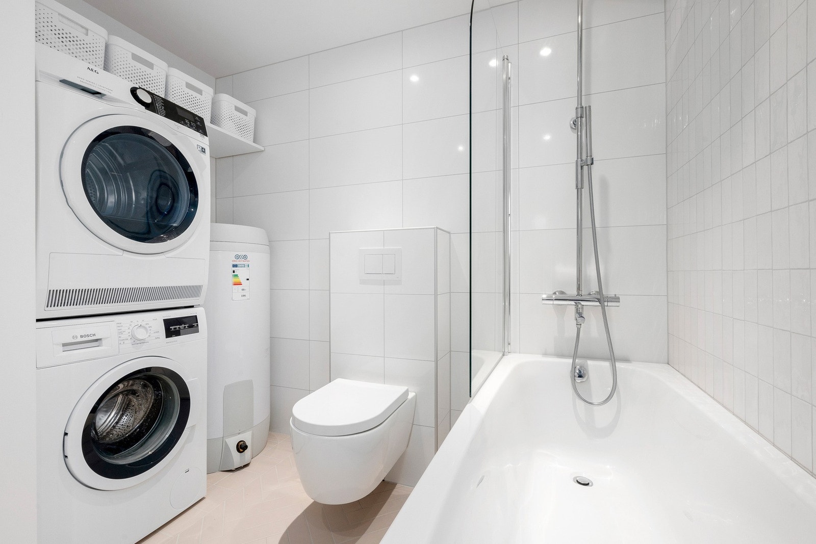 Vegghengt toalett og plass til vaskesøyle. Galleribilde