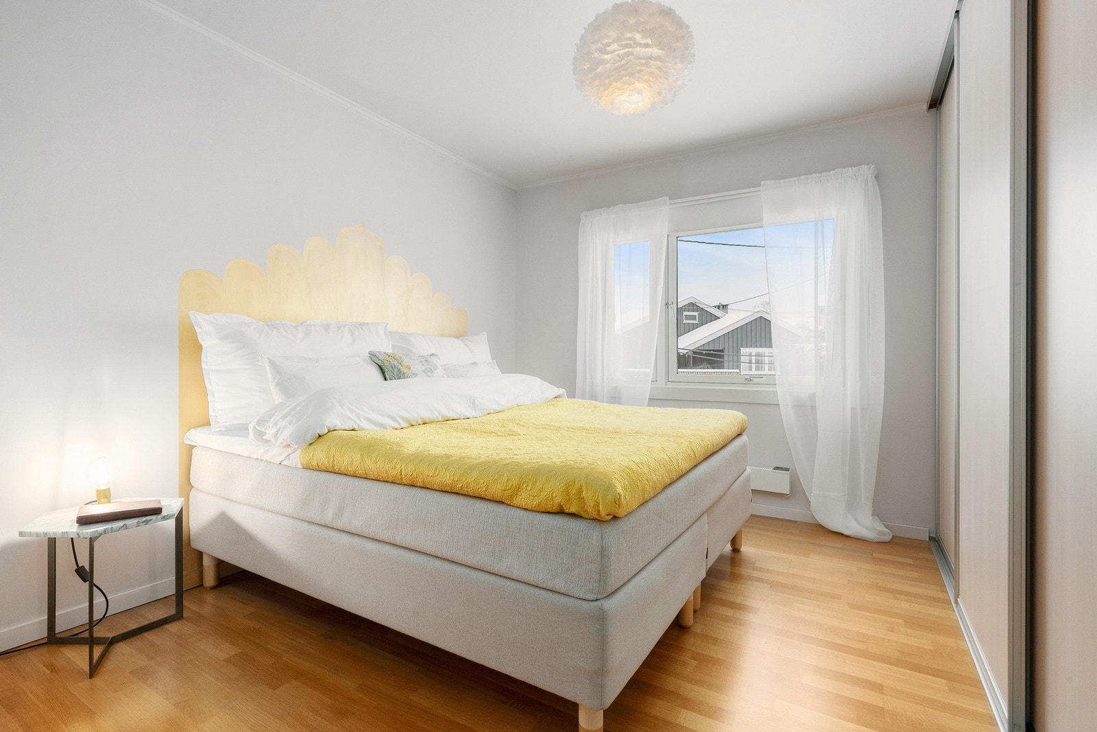 Hovedsoverommet er lysmalt og har svært innholdsrik skyvedørsgarderobe. Galleribilde