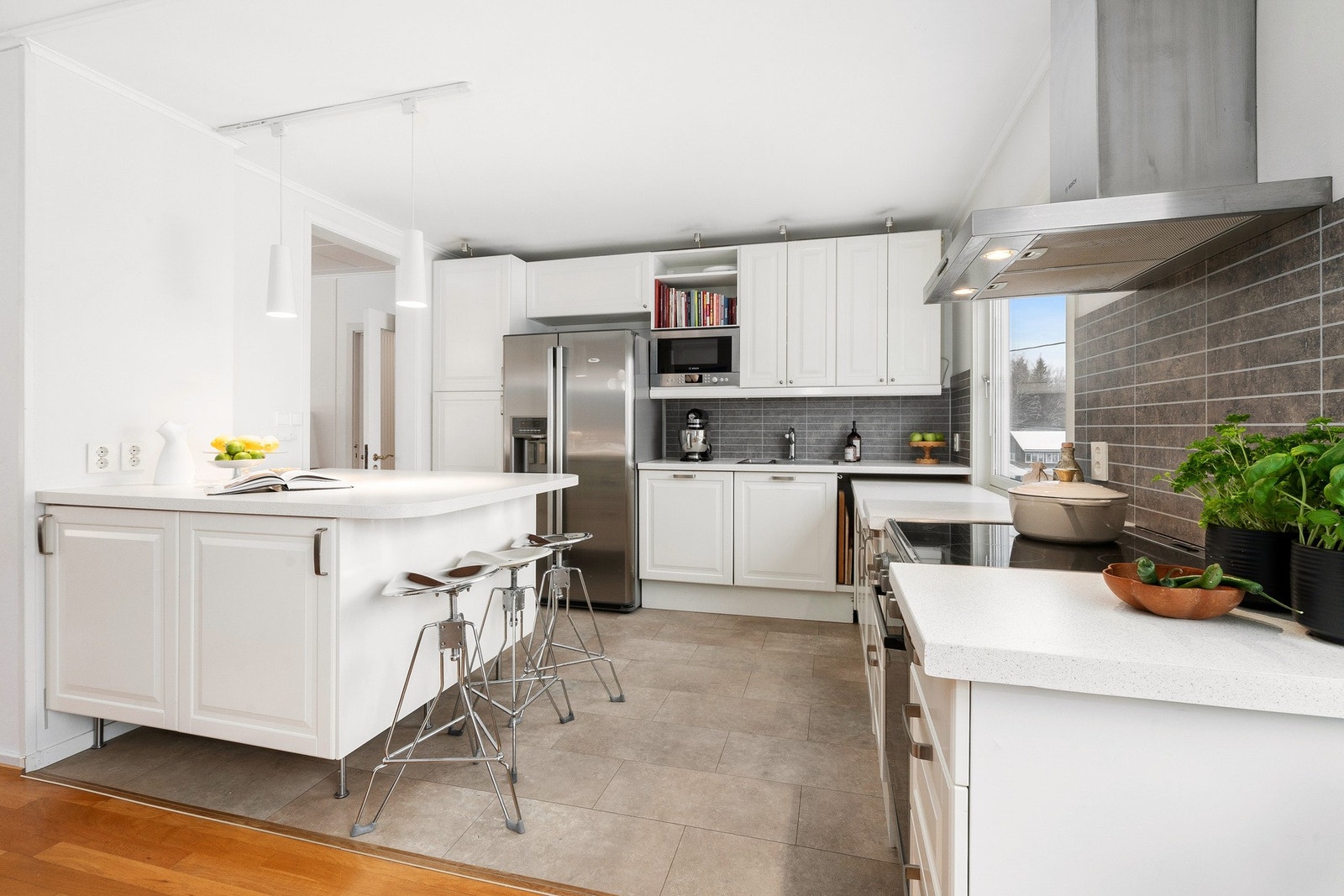 Det er side by side kjøleskap med isbitfunksjon, samt integrert micro og oppvaskmaskin. Frittstående komfyr. Galleribilde