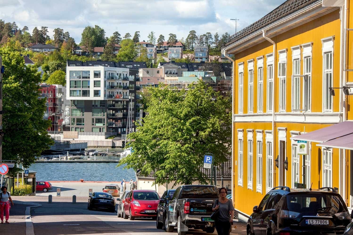 Alt i Tønsberg sentrum rett i nærheten, blant annet brygga og parkeringsplasser. Galleribilde