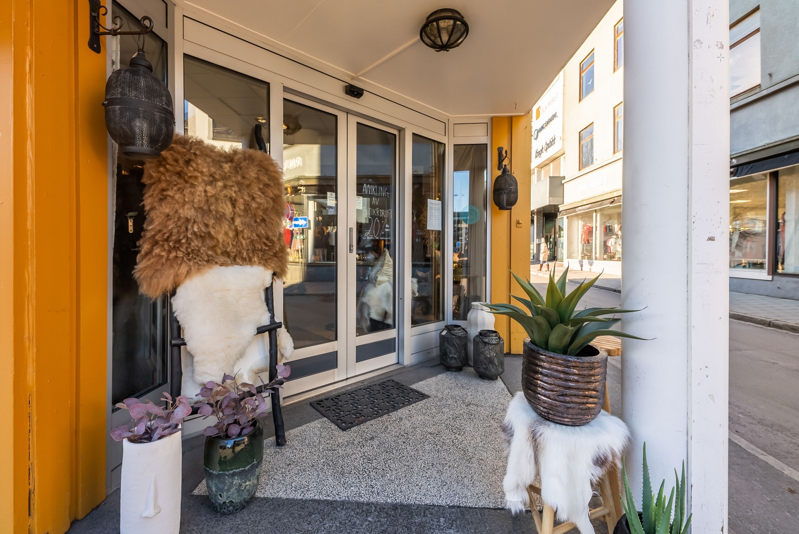 Hjørnelokale med romslig inngangsparti. Galleribilde