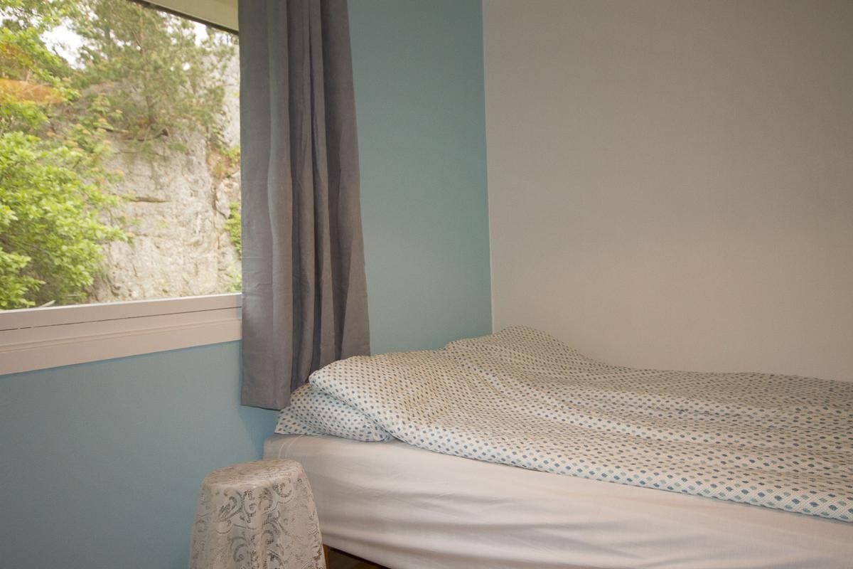 Soverom 3 hvor 2 enkle senger er satt sammen. Skrivepult og stol er også inkludert. Galleribilde