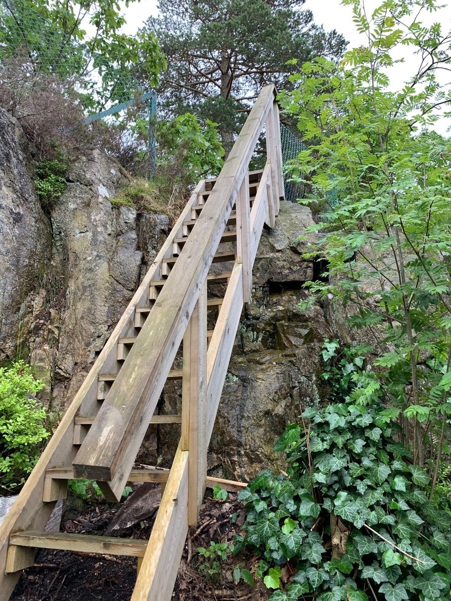 Trapp fra hagen opp til fjellet hvor du har Kristiansands fineste utsikt ;-) Galleribilde
