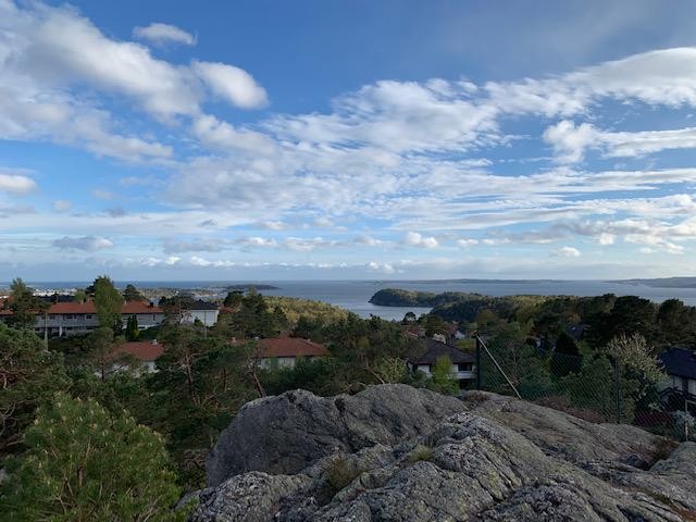 Utsikt fra fjellet som du har tilgang fra en privat trapp fra hagen. Kristiansand fineste utsikt :-) Galleribilde