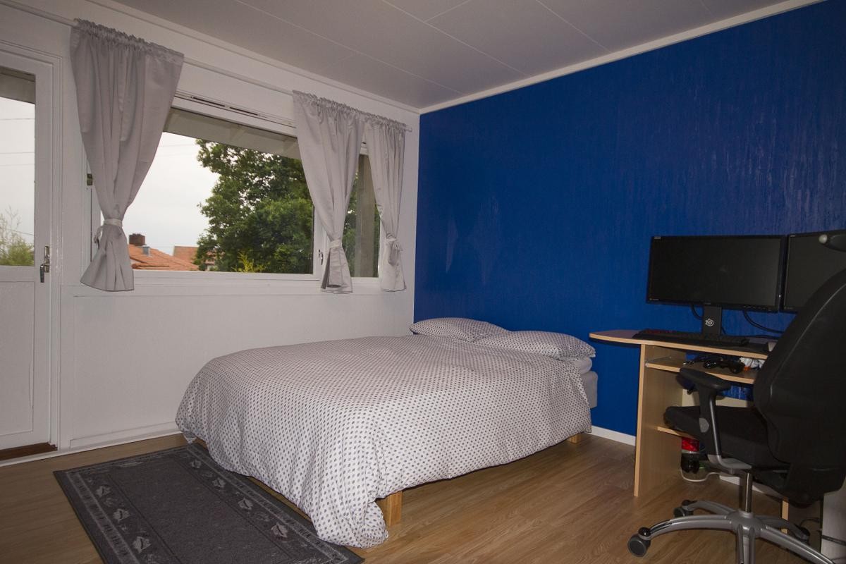 Soverom 1 med dobbelseng. Egen dør ut til terasse. Det største rommet. Galleribilde