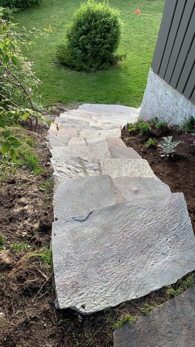 Ny fin trapp ned ved siden av huset til hagen foran huset Galleribilde