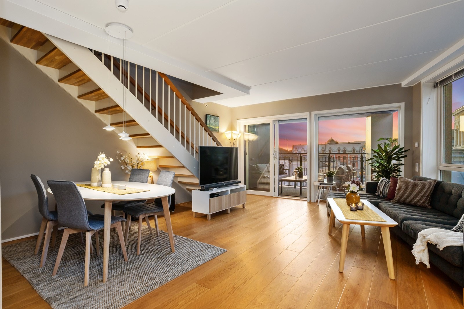 Hovedstue med spiseplass og utgang til overbygget balkong Galleribilde