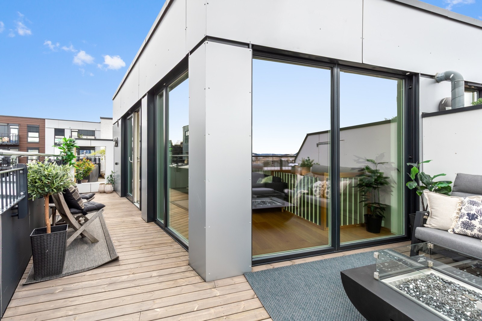 I enden er det mulig å gå gjennom til en av flere, felles, takterrasser Galleribilde