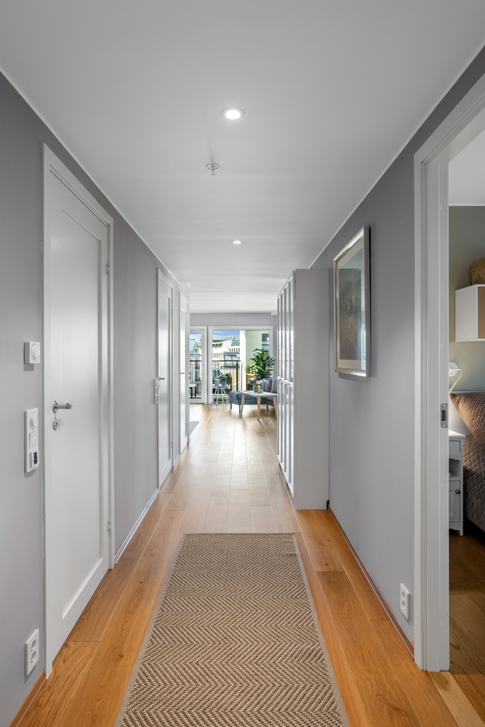 Her ser vi fra enden av gangen inn mot stuen Galleribilde