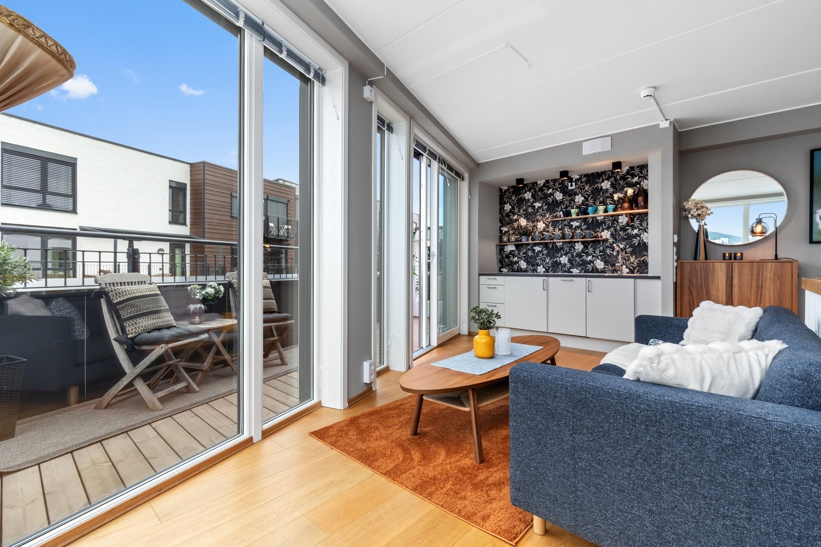 Vinduer fra gulv til tak visker ut skillet mellom inne og ute. Galleribilde