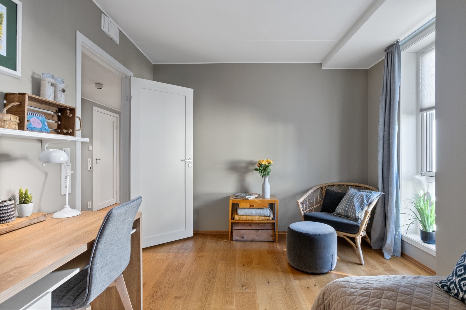 Rommet har et deilig, stort vindu mot atriet. Galleribilde