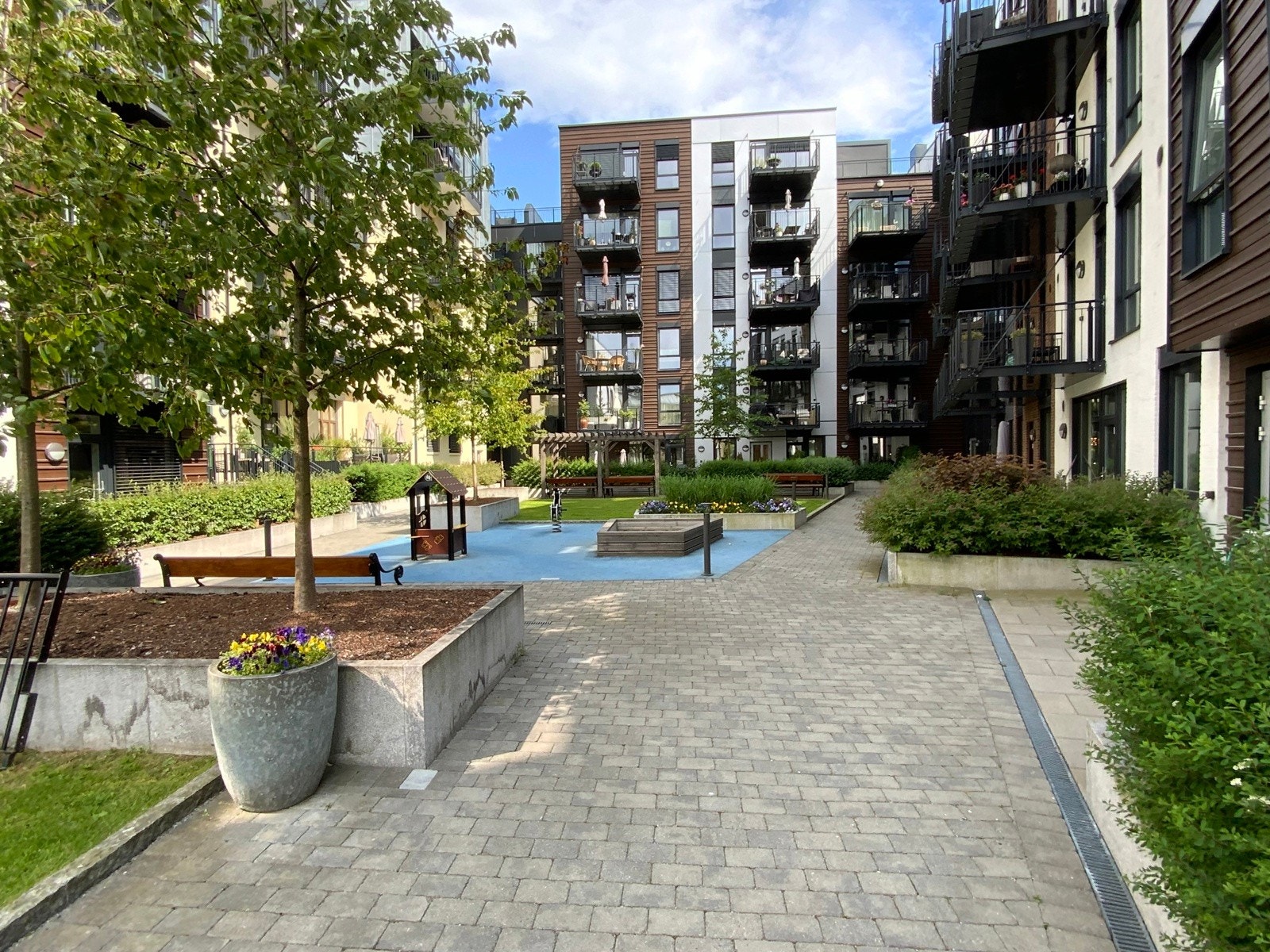 Pent beplantet, felles atrium med lekeplass for de minste Galleribilde