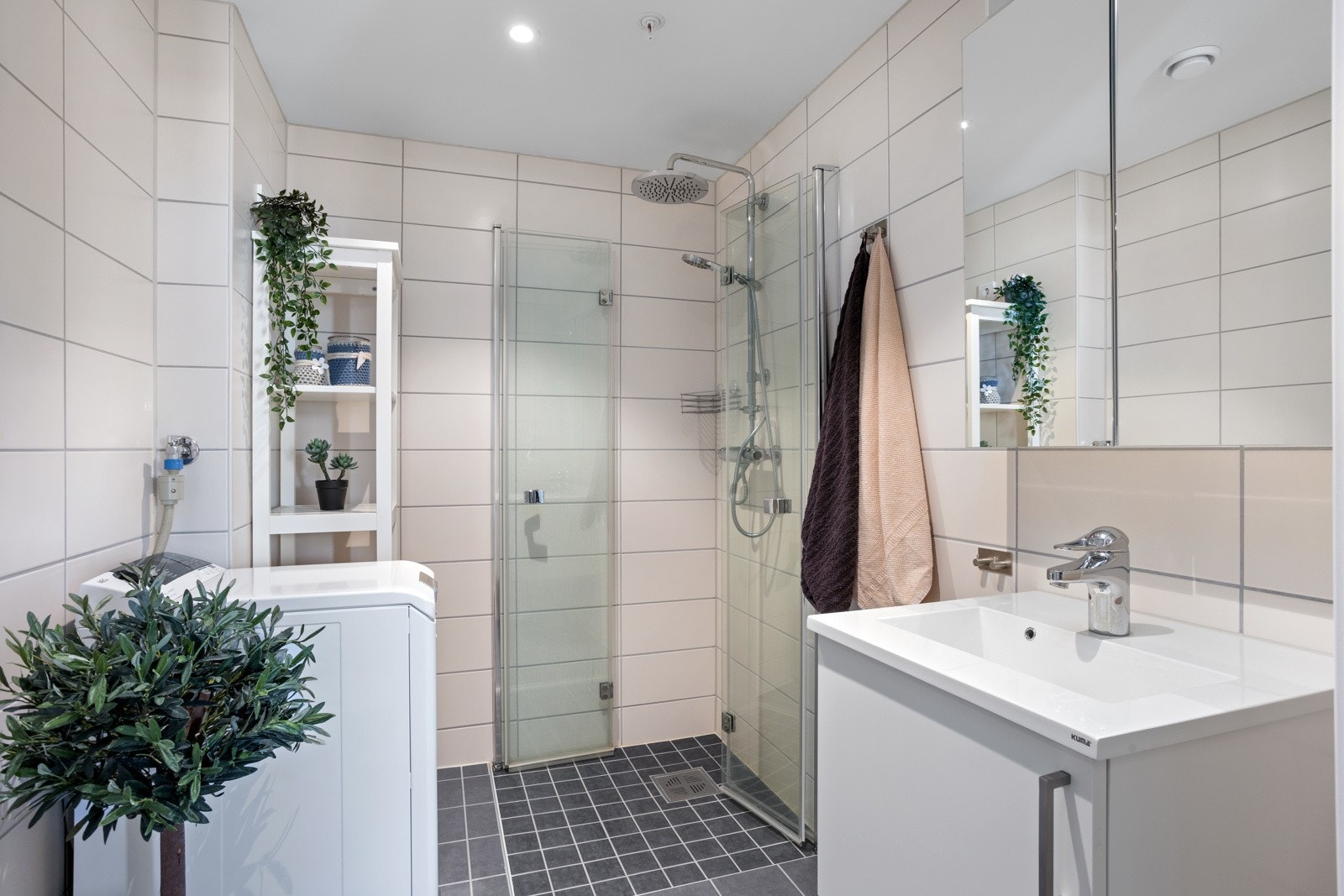 Bad to har vegghengt wc, dusj og servant med oppbevaring både over og under. Plass til "vasketårn". Galleribilde