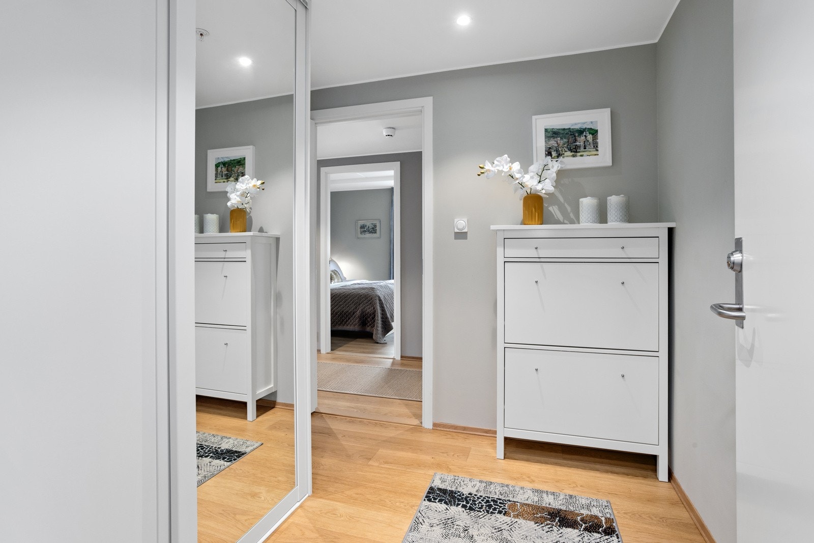 Yttergangen har en generøs størrelse som gir plass til et stort garderobeskap Galleribilde