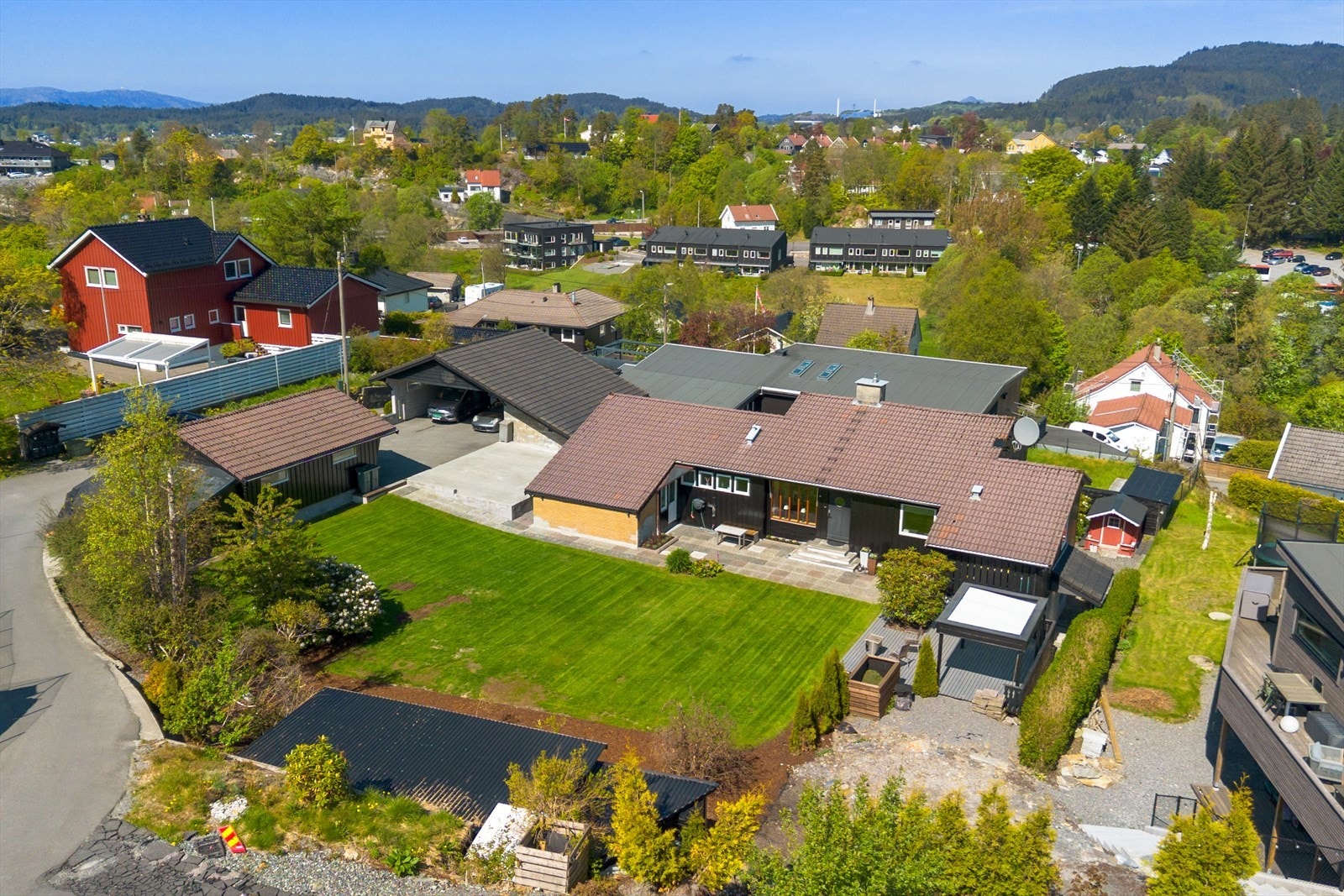 Attraktiv enebolig med hybeldel ( ikke godkjent ). 2 doble garasjer. Stor tomt. Galleribilde