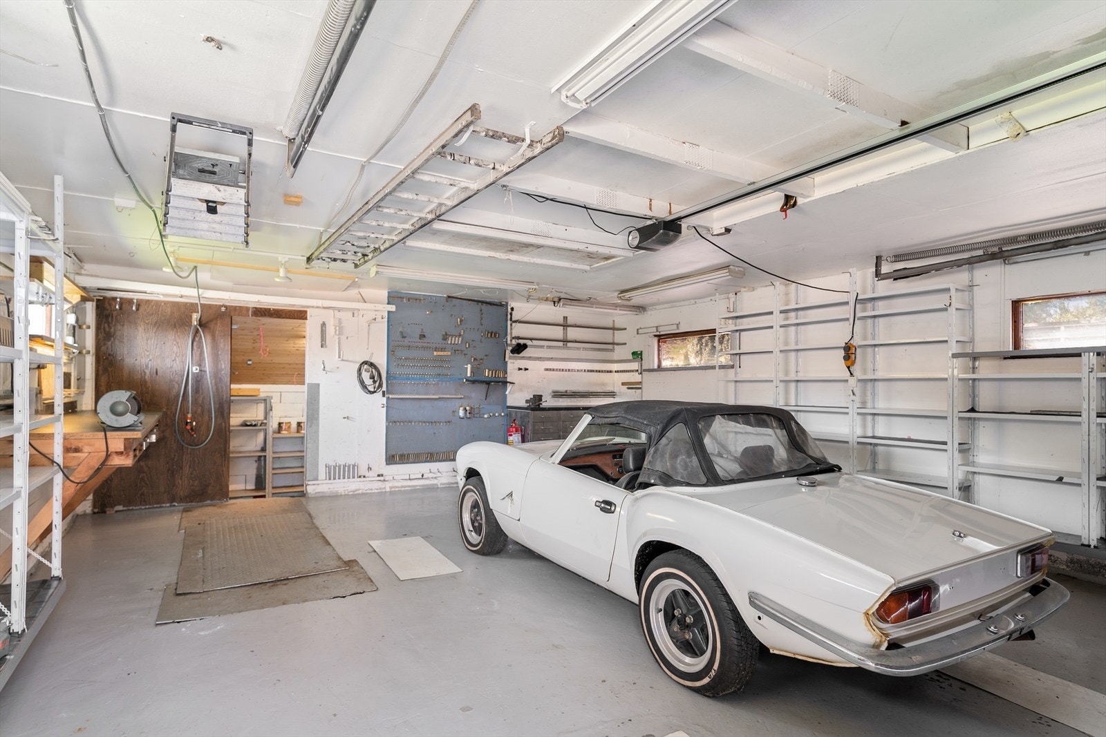 Den ene garasjen er brukt som verksted. Galleribilde