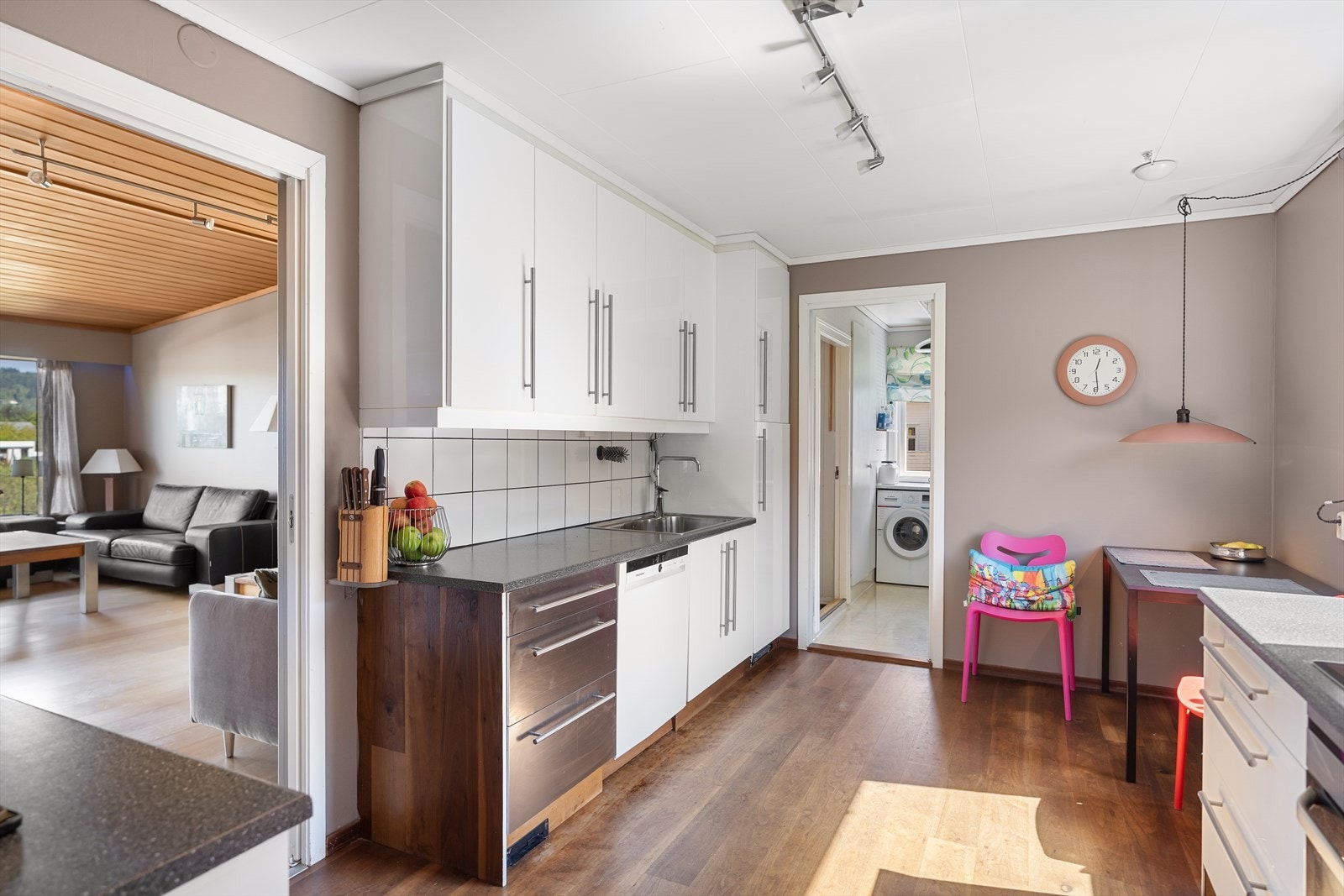 Kjøkkenet har utgang til vaskerom og utebod. Galleribilde