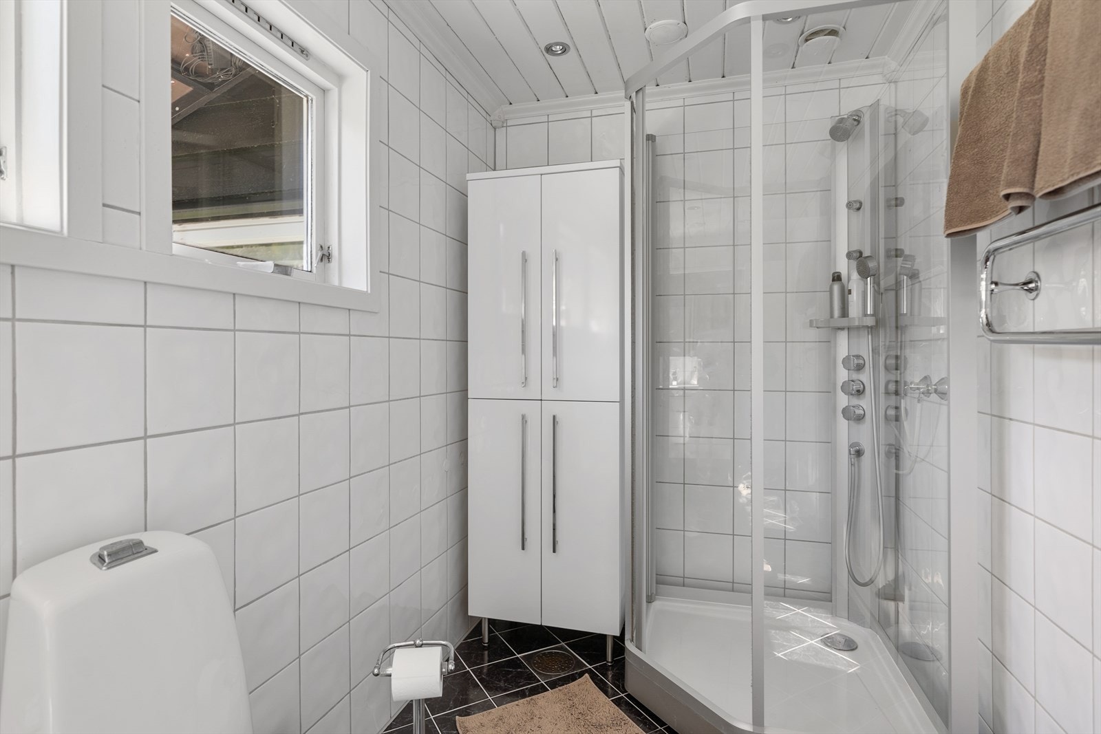 Dusjkabinett. Montert håndkledevarmer. Galleribilde