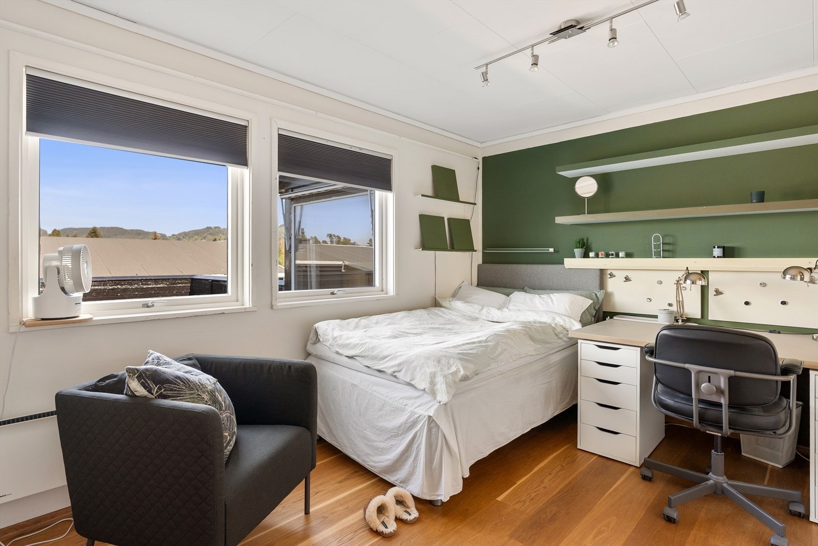 Soverom 2 har vært 2 stk soverom tidligere. Galleribilde