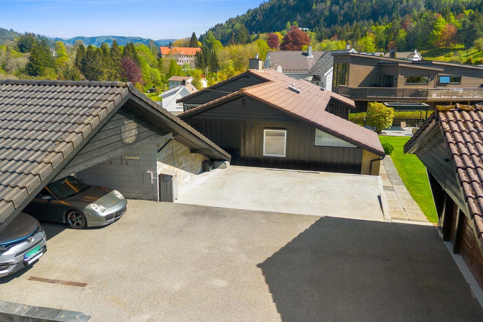 Boligen har 2 doble garasjer. Den ene har bod i bakkant. Galleribilde