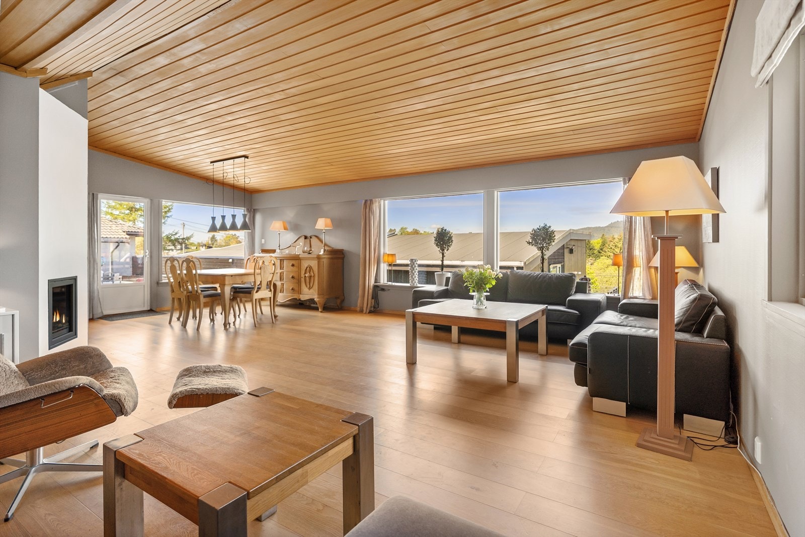 Stor og romslig stue med utgang til skiferlagt terrasse. Galleribilde